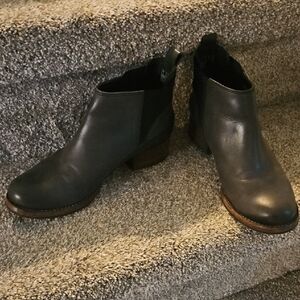 Clarks Women's Black Leather Ankle Boots - sz 7.5